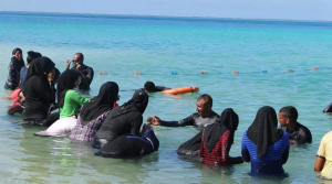 އެމްއެންޑީއެފުން ހައި ސްކޫލްގެ ދަރިވަރުންނަށް ފަތަން ދަސްކޮށް ދެނީ. ފޮޓޯ/ ހައި ސްކޫލް އެފްބީ ޕޭޖް