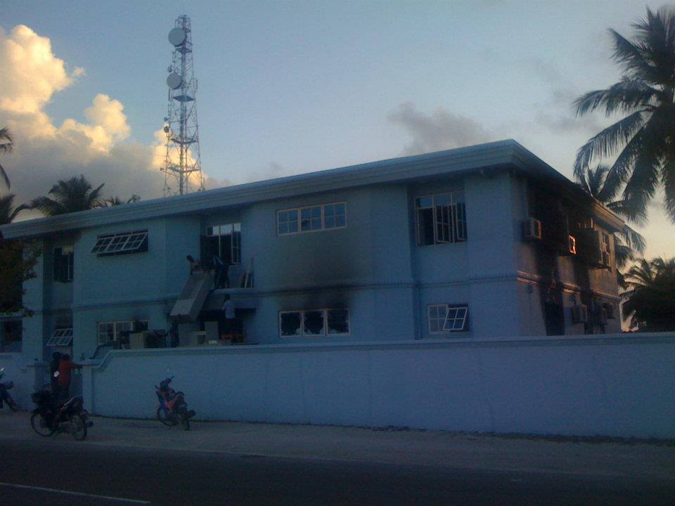 ހުޅު ޖެހުމުގެ ހާދިސާ އަށް ފަހު ފެބްރުއަރީ 9 ވަނަ ދުވަހު ހިތަދޫ ޕޮލިސް ސްޓޭޝަނުގައި އިމާރާތުން ބައެއް ތަކެތި ނެރުމުގެ މަސައްކަތަ ފުލުހުން ކުރަނީ 