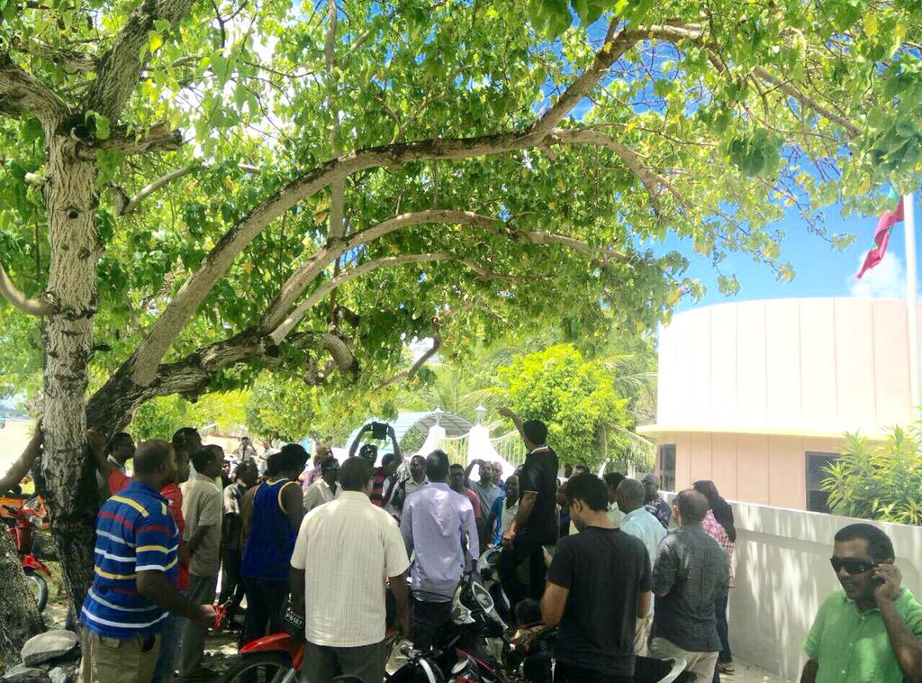 ކަރަންޓު ބިލްތަކުގެ މައްސަލައިގައި އައްޑޫގައި ކުރި މުޒާހަރާގެ ތެރެއިން.