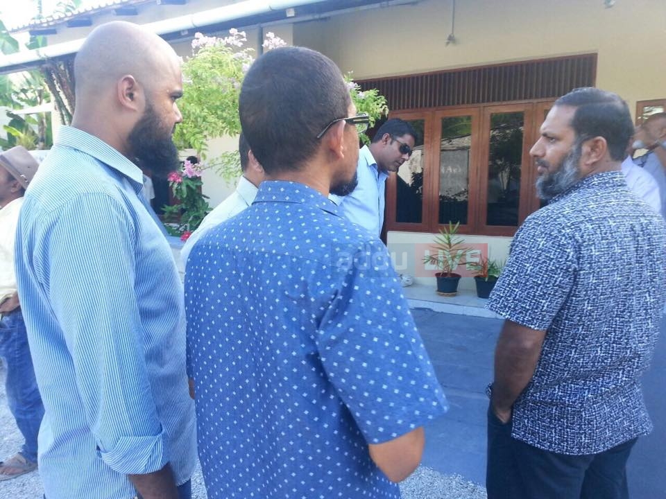 މީދޫގެ ބައެއް ގެތަކަށް ޝެއިޚް އިމްރާން އާއި ޤައުމީ ހަރަކާތުގެ ބޭފުޅުން ޒިޔާރަތް ކުރައްވަނީ