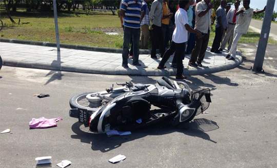 އެކްސިޑެންޓެއް ހިނގި ސަރަހައްދަކަށް މީހުން އެއްވެފައި. އައްޑޫގައި އެކްސިޑެންޓްތަކަށް ހައްލެއް ހޯދުމުގައި ފުލުހުންނާއި ކައުންސިލް ވަނީ ނުކުޅެދިފައި ކަމަށް ގިނަބަޔަކު ގަބޫލްކުރޭ.