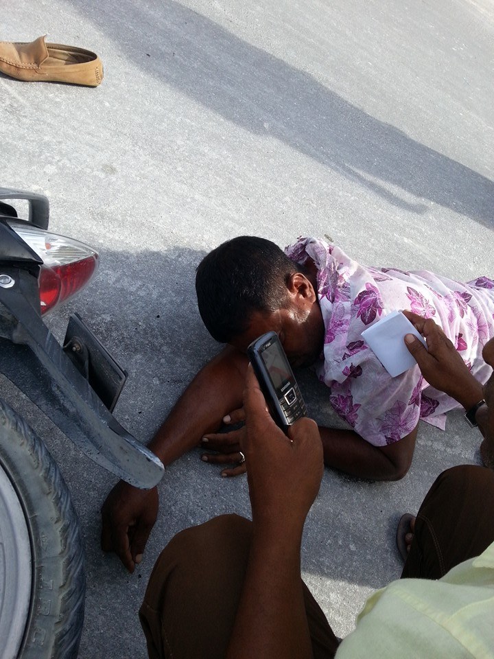 ލިންކް ރޯޑުގައި ހުންނަ އެޕޯލޯ ކުރިމަތިން މިއަދު ހަވީރު ހިނގި އެކްސިޑެންޓްގައި އަނިޔާ ލިބުނު މީހާ. ފޮޓޯ ކިއުންތެރިއެއް