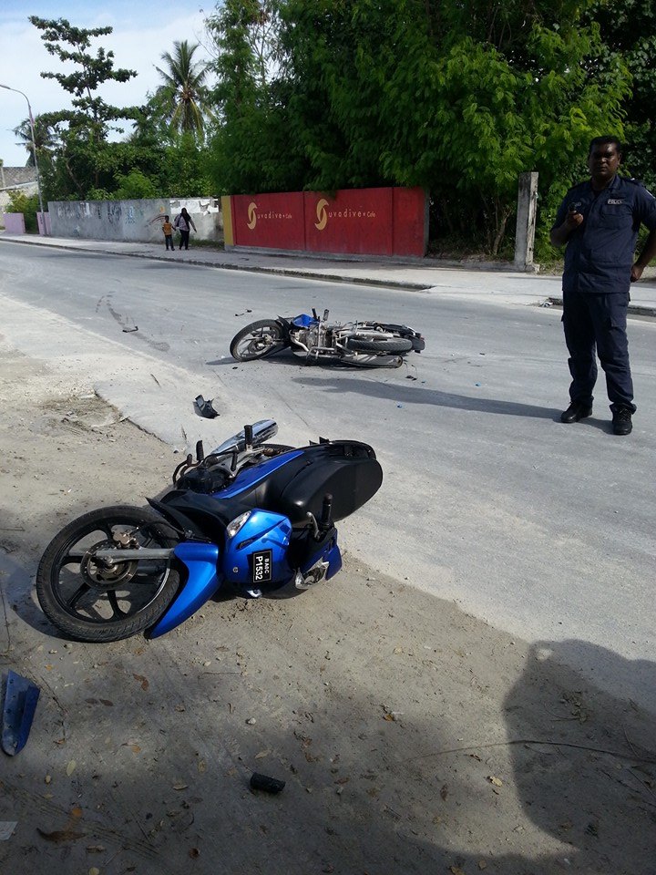 ލިންކް ރޯޑުގައި ހުންނަ އެޕޯލޯ ކުރިމަތިން މިއަދު ހަވީރު ހިނގި އެކްސިޑެންޓްގައި އަނިޔާ ލިބުނު މީހާ. ފޮޓޯ ކިއުންތެރިއެއް