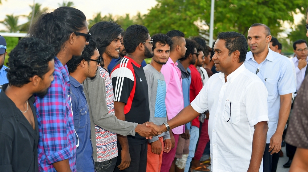 ރައީސް ޔާމީން އައްޑު އަށް ކުރެއްވި ދަތުރުފުޅެއްގައި ޒުވާނުންތަކަކާ ސަލާން ކުރައްވަނީ. ފޮޓޯ/ ރައީސް އޮފިސް