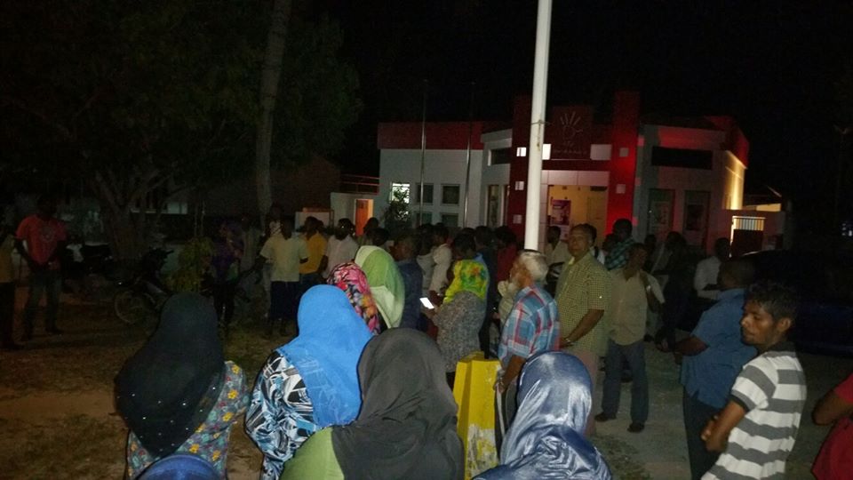 ރައީސް ނަޝީދް ދޫކޮށްލުމަށް ގޮވާލައި އައްޑޫ ސިޓީގައި ކުރި އިހްތިޖާޖް. ފޮޓޯ. ކިޔުންތެރިއެއް