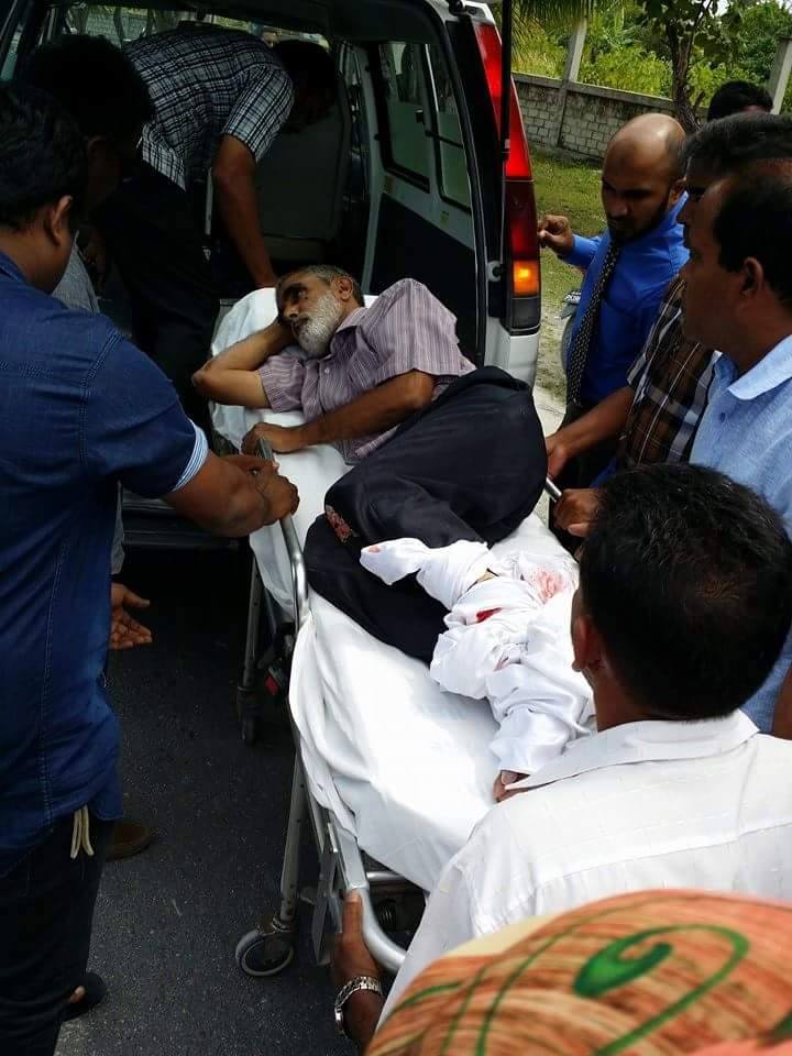 އަލީ ފަހުމީ ހޮސްޕިޓަލަށް ގެންދިއުމަށް އެންބިއުލާންސަށް އަރުވަނީ. ފޮޓޯ : ފޭސް ބުކް