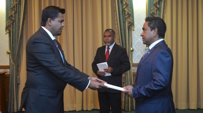 24 ނޮވެމްބަރ 2014 ގައި އޮޑިޓާ ޖެނެރަލް ކަމުގެ މަގާމުގެ ލިޔުން ހަސަން ޒިޔަތާއި ރައީސް ޔާމީން ހަވާލުކޮށްދެއްވަނީ.