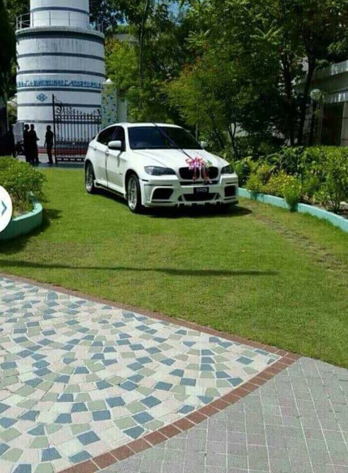 ބީއެމްޑަބްލިއު ބްރޭންޑުގެ ކާރު މުލިޔާގޭގެ ތެރޭގައި. ފޮޓޯ/އެފްބީ