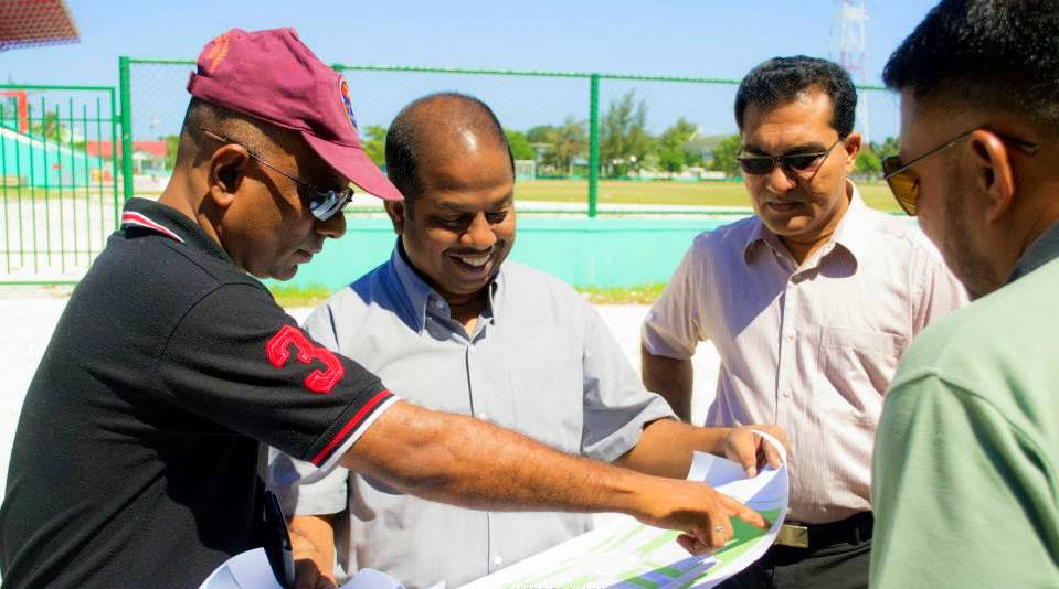 ޑރ. ހަބީބު (ވާތް ފަރާތުން ދެވަނަ) ހޮސްޕިޓަލްގެ ކުރެހުމާ ބެހޭ ގޮތުން  ހިޔާލު ބަދަލު ކުރައްވަނީ. ފޮޓޯ/ ކައުންސިލް
