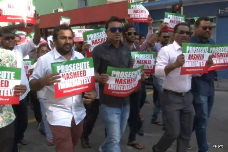 ރައީސް ނަޝީދުގެ ޝަރީއަތް އަވަސް ކުރުމަށް ގޮވާލައި ސަރުކާރަށް ތާއީދު ކުރާ ފަރާތްތަކުން މުޒާހަރާކުރަނީ. ފޮޓޯ: ވީނިއުސް