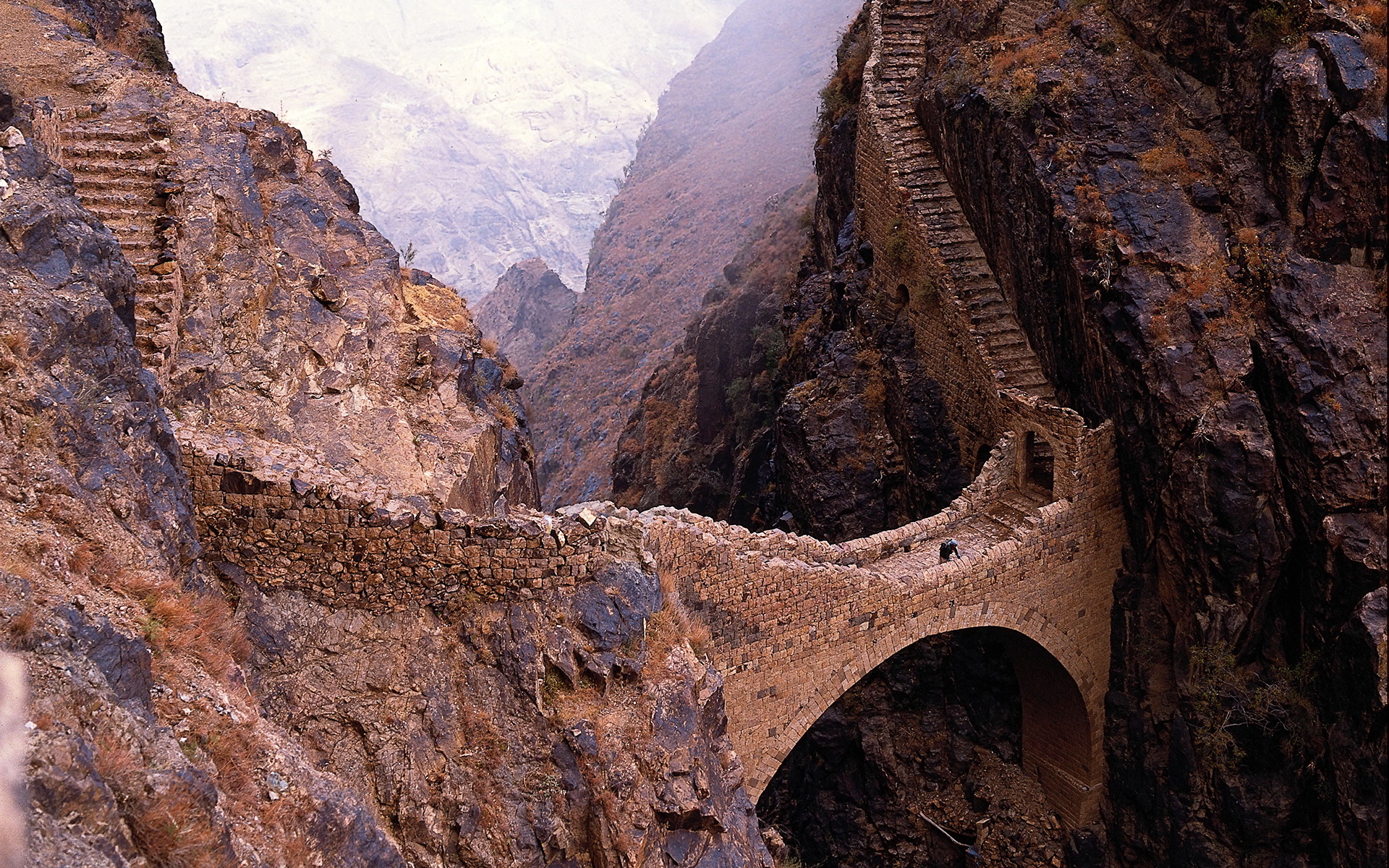 8853811-yemen-shahara-bridge