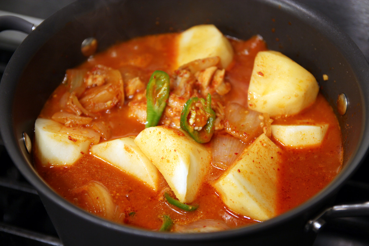 Рецепт мясом картошкой рагу классический. Рагу из курицы с картошкой. Корейское рагу. Рагу из курицы с картошкой и овощами в кастрюле. Картофельное рагу с курицей.
